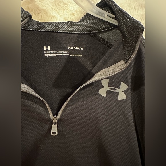 Under Armour Heat Gear Black And Gray Loose Fitting 1/4 Front Zipper Pullover. - Picture 4 of 7